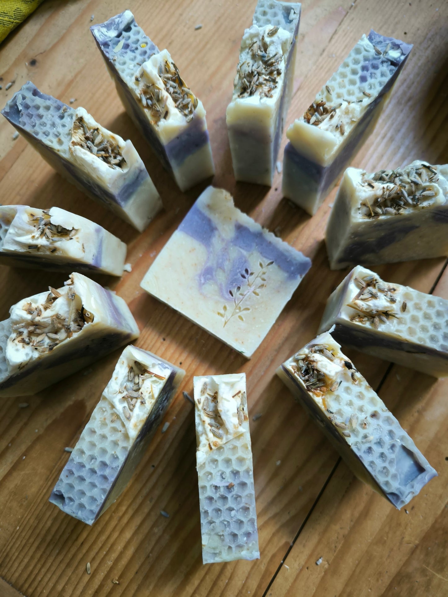 Jabón Lavandelizia con karité y azúcar ecológicos y de comercio justo y aceite esencial de Lavanda de montaña