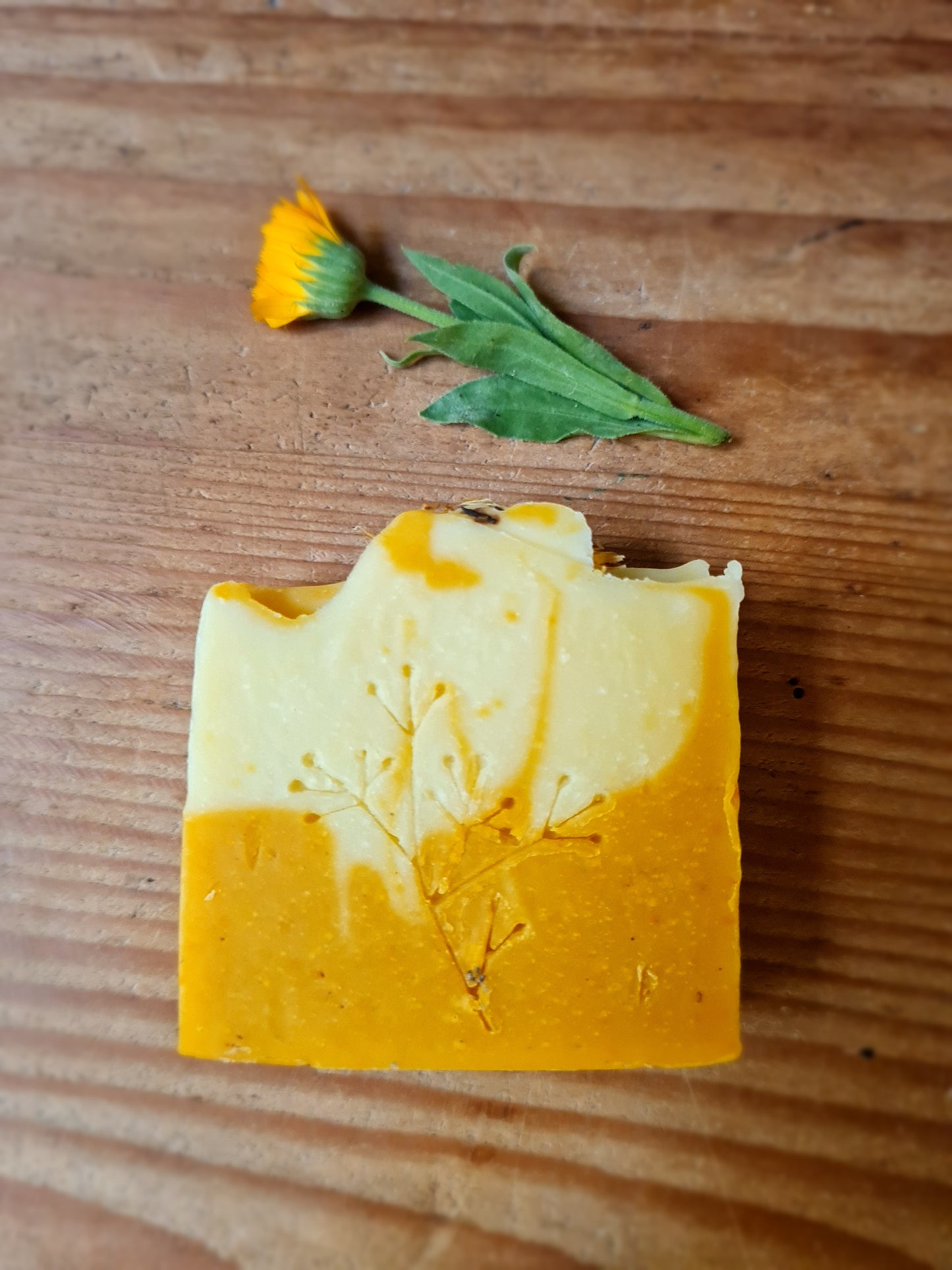 DELICALENDULA - Jabón botánico con extracto de caléndula, almendras dulces y esencial de naranjas dulces
