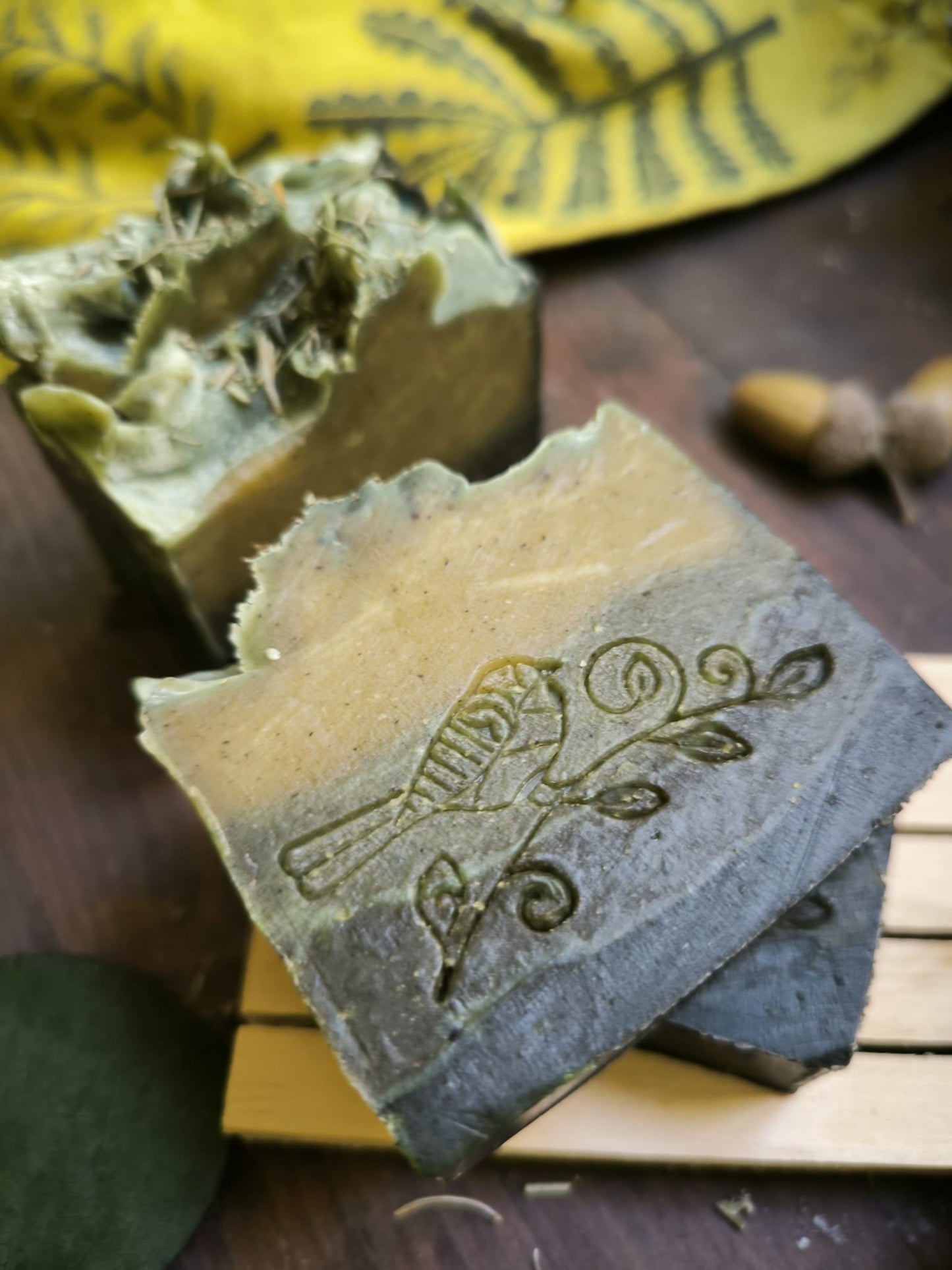 ROSMÍTICO- Jabón de romero y limón, con aguacate, espirulina, carbon activo y esenciales de limón y cedro