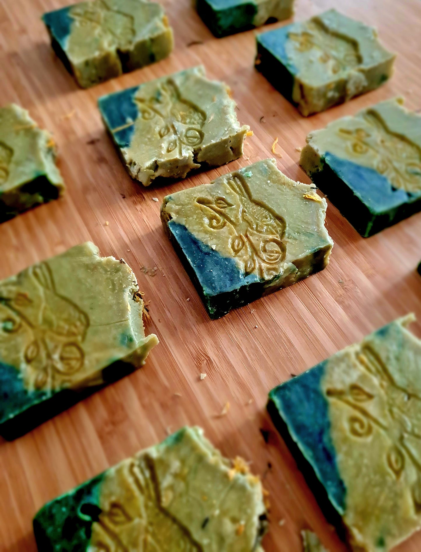 ROSMÍTICO- Jabón de romero y limón, con aguacate, espirulina, carbon activo y esenciales de limón y cedro
