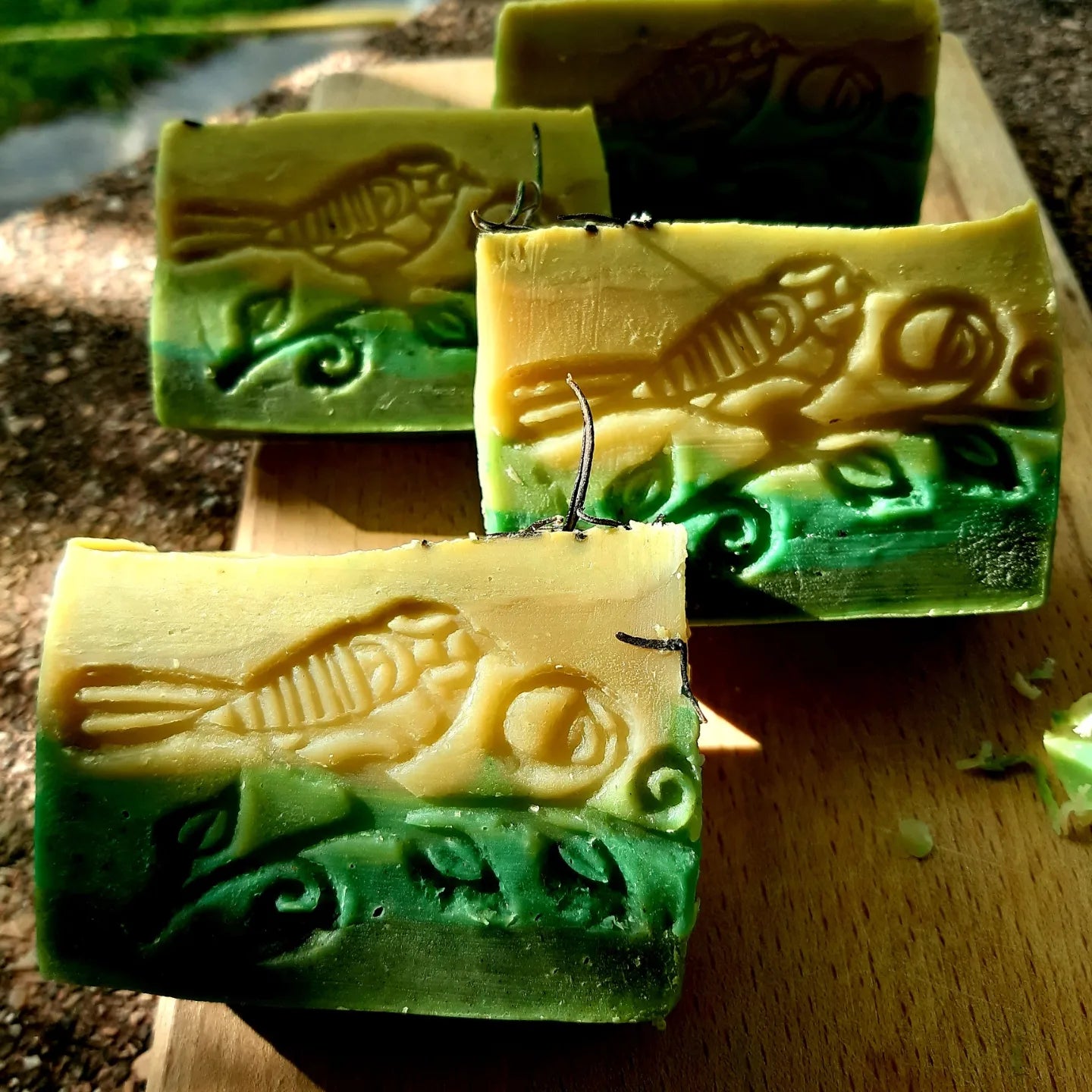 ROSMÍTICO- Jabón de romero y limón, con aguacate, espirulina, carbon activo y esenciales de limón y cedro